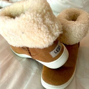 Ugg short winter boots with top fur, size 8
